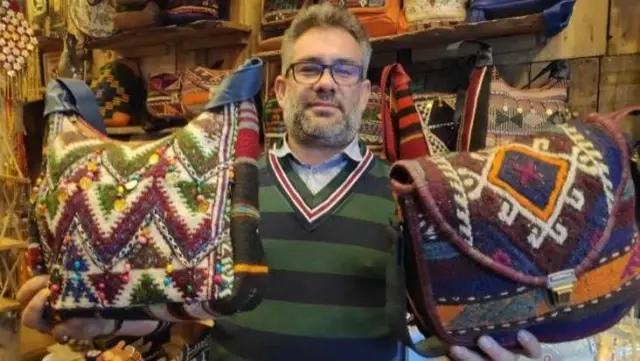 Hobi amaçlı yırtılmış kilim ve yünlerle çanta yapmaya başladı, şimdi 20 ülkeye ihracat yapıyor Hobi amaçlı yırtılmış kilim ve yünlerle çanta yapmaya başladı, şimdi 20 ülkeye ihracat yapıyor