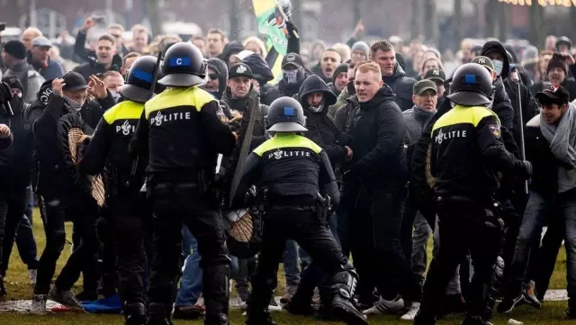 Hollanda'da sokağa çıkma yasağına karşı eylemlerde, Covid-19 test merkezi ateşe verildi Hollanda'da sokağa çıkma yasağına karşı eylemlerde, Covid-19 test merkezi ateşe verildi