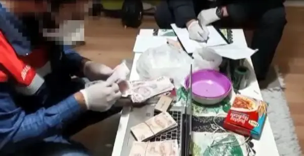 Uyuşturucu baskınında arama yapılan evde paralar buzdolabından çıktı Uyuşturucu baskınında arama yapılan evde paralar buzdolabından çıktı