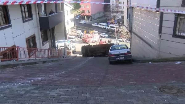 Son dakika... Kağıthane'de kamyonet devrildi: Kaza güvenlik kamerasında Son dakika... Kağıthane'de kamyonet devrildi: Kaza güvenlik kamerasında
