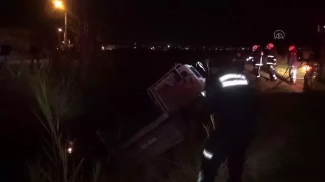 Kanala düşen kamyonetin sürücüsü yaralandı Kanala düşen kamyonetin sürücüsü yaralandı