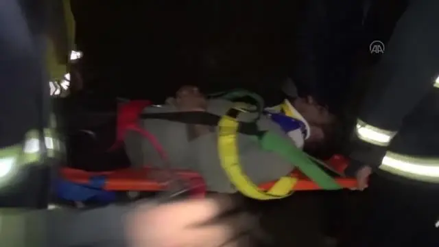 Kanala düşen kamyonetin sürücüsü yaralandı Kanala düşen kamyonetin sürücüsü yaralandı