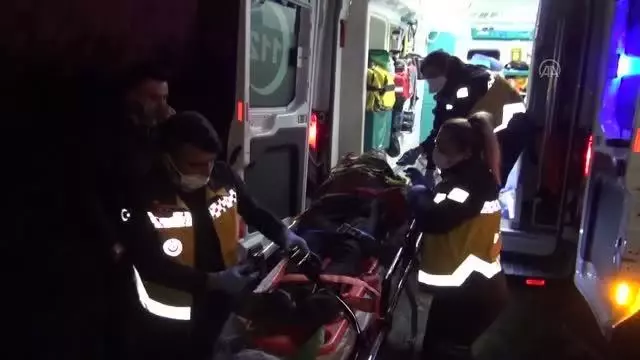 Kanala düşen kamyonetin sürücüsü yaralandı Kanala düşen kamyonetin sürücüsü yaralandı