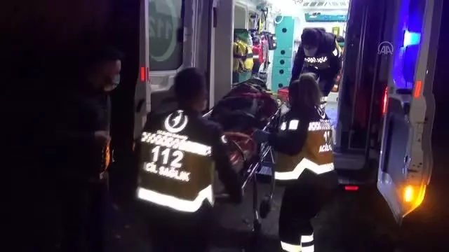 Kanala düşen kamyonetin sürücüsü yaralandı Kanala düşen kamyonetin sürücüsü yaralandı