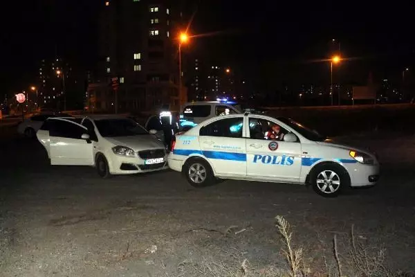 Kayseri'de polis aracına çarpan otomobildeki 2 kişi, yaya olarak kaçtı Kayseri'de polis aracına çarpan otomobildeki 2 kişi, yaya olarak kaçtı