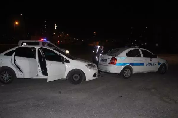 Kayseri'de polis aracına çarpan otomobildeki 2 kişi, yaya olarak kaçtı Kayseri'de polis aracına çarpan otomobildeki 2 kişi, yaya olarak kaçtı