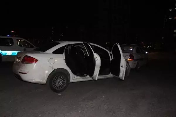 Kayseri'de polis aracına çarpan otomobildeki 2 kişi, yaya olarak kaçtı Kayseri'de polis aracına çarpan otomobildeki 2 kişi, yaya olarak kaçtı