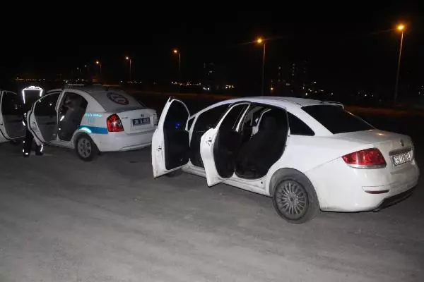 Kayseri'de polis aracına çarpan otomobildeki 2 kişi, yaya olarak kaçtı Kayseri'de polis aracına çarpan otomobildeki 2 kişi, yaya olarak kaçtı