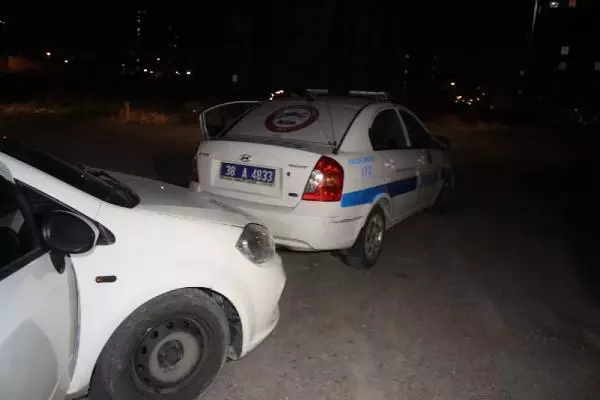 Kayseri'de polis aracına çarpan otomobildeki 2 kişi, yaya olarak kaçtı Kayseri'de polis aracına çarpan otomobildeki 2 kişi, yaya olarak kaçtı