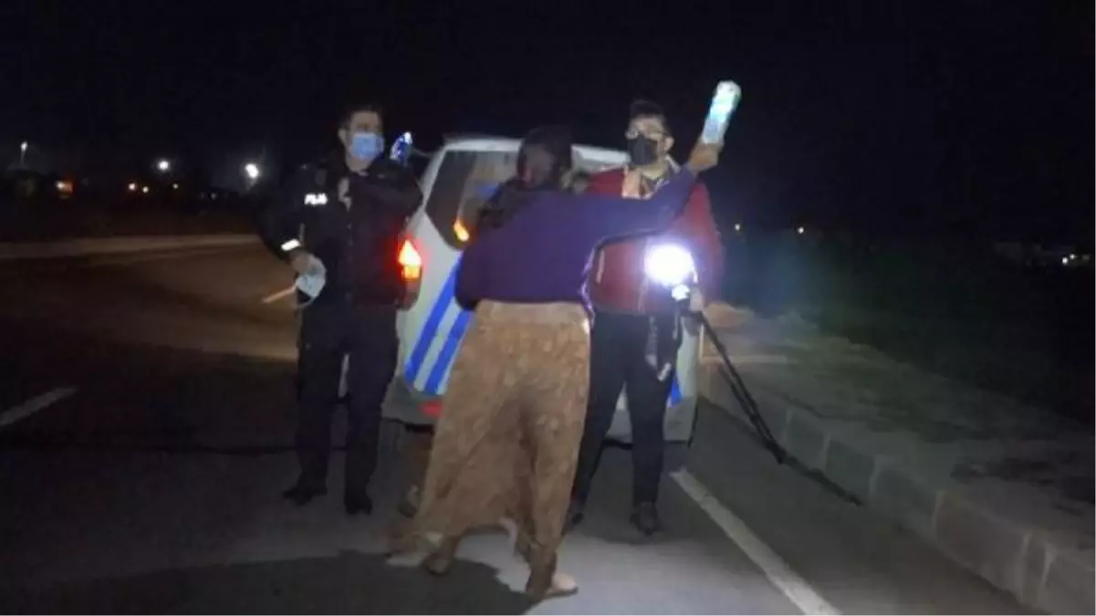 Kaza yapan kadın gazetecilere saldırdı