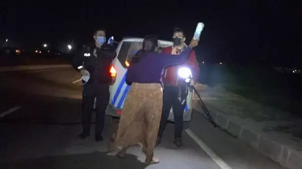 Kaza yapan kadın gazetecilere saldırdı Kaza yapan kadın gazetecilere saldırdı