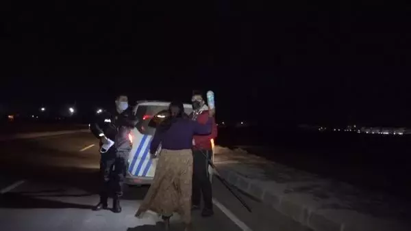 Kaza yapan kadın gazetecilere saldırdı Kaza yapan kadın gazetecilere saldırdı
