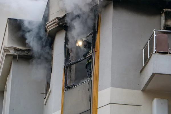 Kiracı 'Allah belanızı versin' yazılı not bırakıp evini yaktı, binayı dumanlar sardı