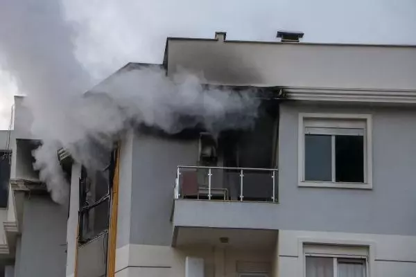 Kiracı 'Allah belanızı versin' yazılı not bırakıp evini yaktı, binayı dumanlar sardı Kiracı 'Allah belanızı versin' yazılı not bırakıp evini yaktı, binayı dumanlar sardı