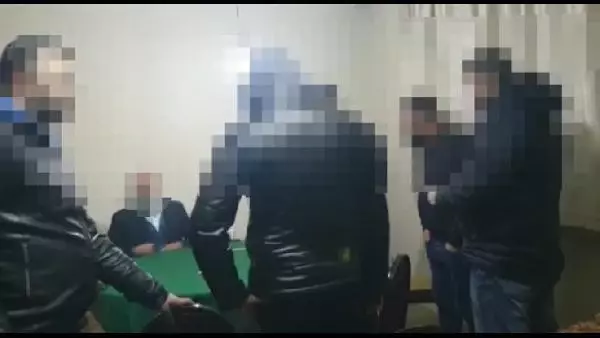 Koçbaşı ile kapıyı kırıp kumar oynayanları yakaladılar Koçbaşı ile kapıyı kırıp kumar oynayanları yakaladılar