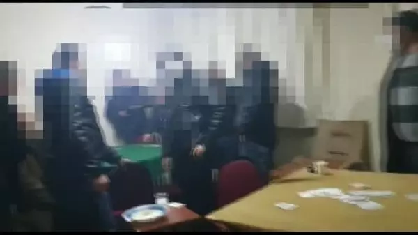 Koçbaşı ile kapıyı kırıp kumar oynayanları yakaladılar Koçbaşı ile kapıyı kırıp kumar oynayanları yakaladılar