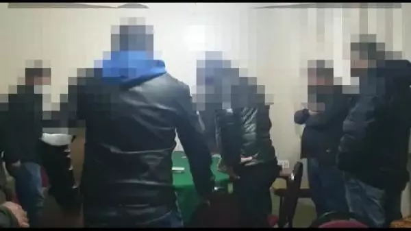 Koçbaşı ile kapıyı kırıp kumar oynayanları yakaladılar Koçbaşı ile kapıyı kırıp kumar oynayanları yakaladılar