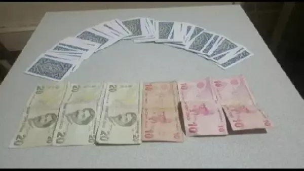 Koçbaşı ile kapıyı kırıp kumar oynayanları yakaladılar Koçbaşı ile kapıyı kırıp kumar oynayanları yakaladılar