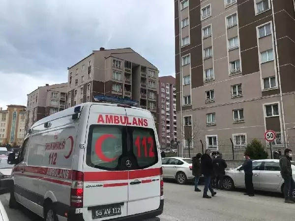 Komşular arasındaki 'bebek sesi' tartışması bıçaklı kavgaya dönüştü: 4 yaralı Komşular arasındaki 'bebek sesi' tartışması bıçaklı kavgaya dönüştü: 4 yaralı