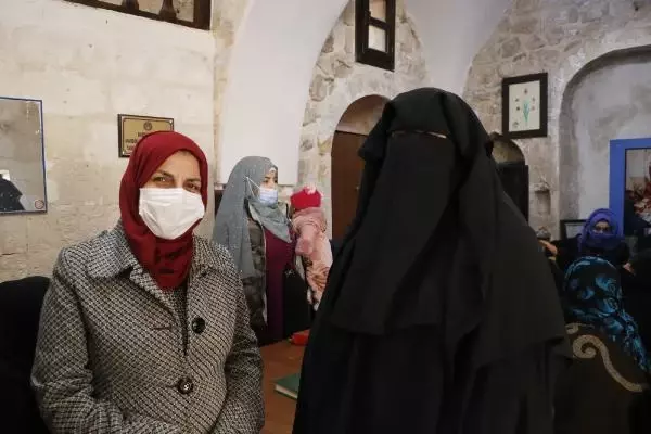 Mardin'de Suriyeli kadınlardan gönüllü öğreticilik Mardin'de Suriyeli kadınlardan gönüllü öğreticilik