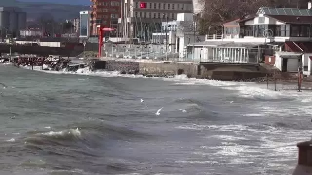 Marmara Denizi'nde ulaşıma lodos engeli Marmara Denizi'nde ulaşıma lodos engeli