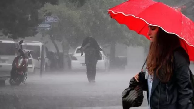 Meteoroloji'den peş peşe uyarılar! 6 kentimizde kuvvetli yağış, 4 bölgede de fırtına bekleniyor Meteoroloji'den peş peşe uyarılar! 6 kentimizde kuvvetli yağış, 4 bölgede de fırtına bekleniyor