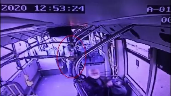 Son dakika... Metrobüste unutulan çantayı alan şüpheli kamerada Son dakika... Metrobüste unutulan çantayı alan şüpheli kamerada