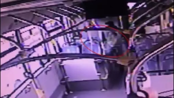Son dakika... Metrobüste unutulan çantayı alan şüpheli kamerada Son dakika... Metrobüste unutulan çantayı alan şüpheli kamerada