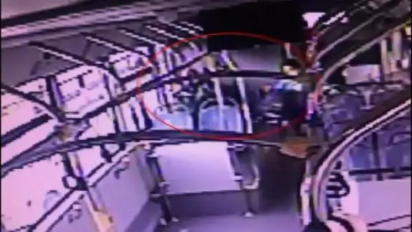 Son dakika... Metrobüste unutulan çantayı alan şüpheli kamerada Son dakika... Metrobüste unutulan çantayı alan şüpheli kamerada