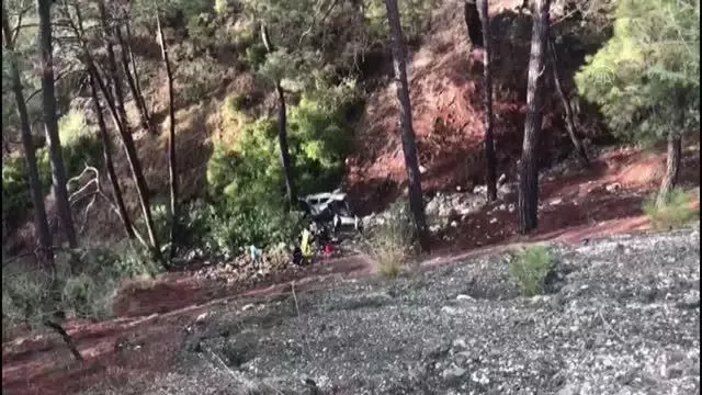 Otomobil şarampole devrildi: 3 yaralı Otomobil şarampole devrildi: 3 yaralı