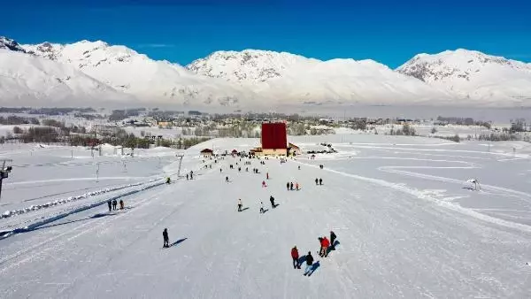 Ovacık'ta kayak merkezi tatilcilerle doldu Ovacık'ta kayak merkezi tatilcilerle doldu