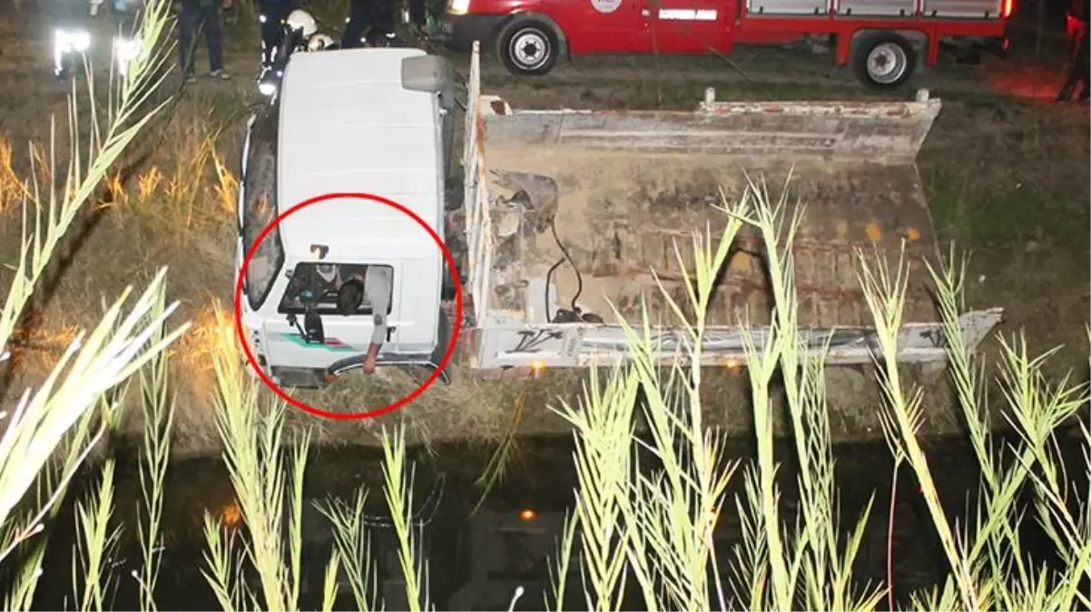 Sulama kanalına 1 metre kala balçığa saplanan sarhoş sürücüyü kurtarmak için zamanla yarıştılar