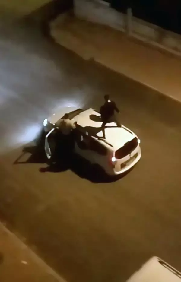 Tavanına ve kapı eşiğine çıktıkları araçla, dans ederek ilerlediler Tavanına ve kapı eşiğine çıktıkları araçla, dans ederek ilerlediler