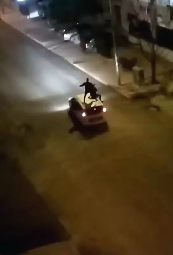 Tavanına ve kapı eşiğine çıktıkları araçla, dans ederek ilerlediler Tavanına ve kapı eşiğine çıktıkları araçla, dans ederek ilerlediler