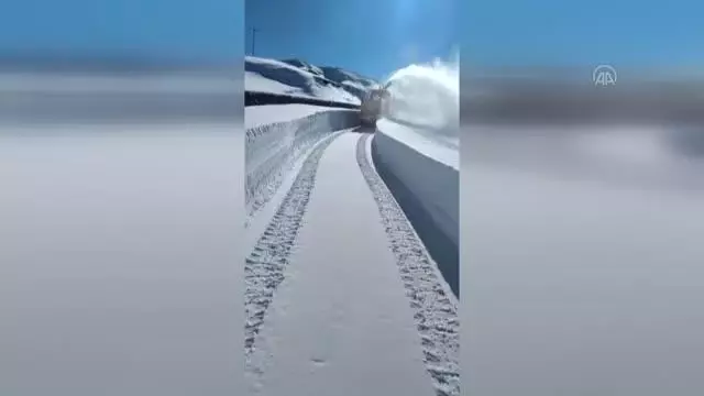 Tipi nedeniyle kapanan Kağızman-Ağrı kara yolu açıldı Tipi nedeniyle kapanan Kağızman-Ağrı kara yolu açıldı