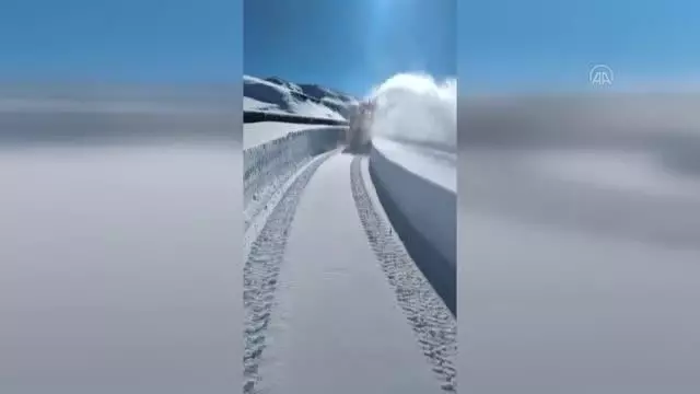 Tipi nedeniyle kapanan Kağızman-Ağrı kara yolu açıldı Tipi nedeniyle kapanan Kağızman-Ağrı kara yolu açıldı