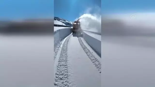 Tipi nedeniyle kapanan Kağızman-Ağrı kara yolu açıldı Tipi nedeniyle kapanan Kağızman-Ağrı kara yolu açıldı