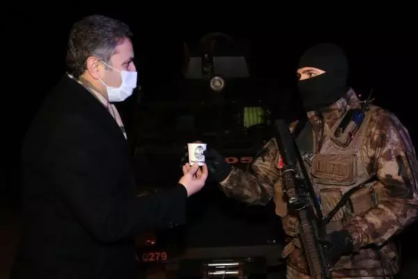 Başkan Eroğlu'dan güvenlik güçlerine kestane ve pasta ikramı Başkan Eroğlu'dan güvenlik güçlerine kestane ve pasta ikramı