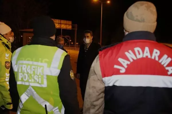 Başkan Eroğlu'dan güvenlik güçlerine kestane ve pasta ikramı Başkan Eroğlu'dan güvenlik güçlerine kestane ve pasta ikramı