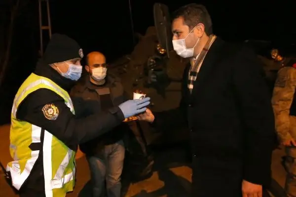 Başkan Eroğlu'dan güvenlik güçlerine kestane ve pasta ikramı Başkan Eroğlu'dan güvenlik güçlerine kestane ve pasta ikramı