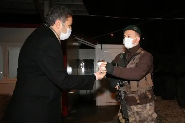 Başkan Eroğlu'dan güvenlik güçlerine kestane ve pasta ikramı Başkan Eroğlu'dan güvenlik güçlerine kestane ve pasta ikramı