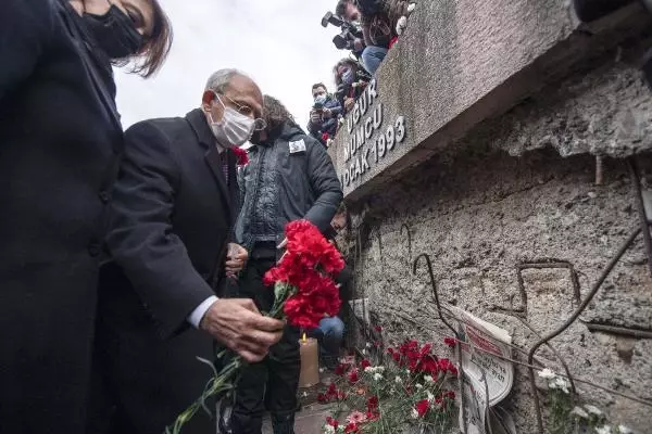 Kılıçdaroğlu, gazeteci yazar Uğur Mumcu için düzenlenen anma törenine katıldı Kılıçdaroğlu, gazeteci yazar Uğur Mumcu için düzenlenen anma törenine katıldı