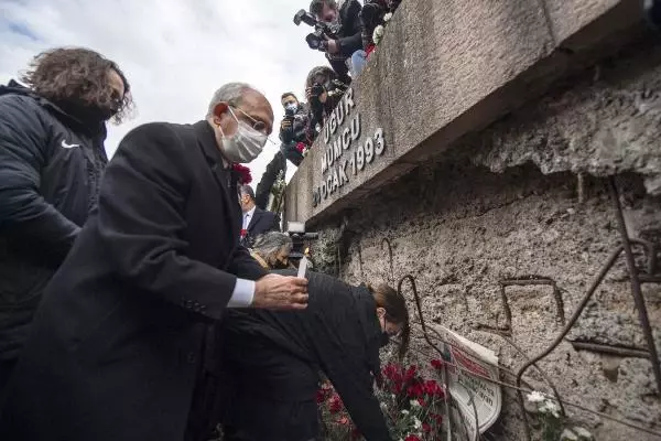 Kılıçdaroğlu, gazeteci yazar Uğur Mumcu için düzenlenen anma törenine katıldı Kılıçdaroğlu, gazeteci yazar Uğur Mumcu için düzenlenen anma törenine katıldı