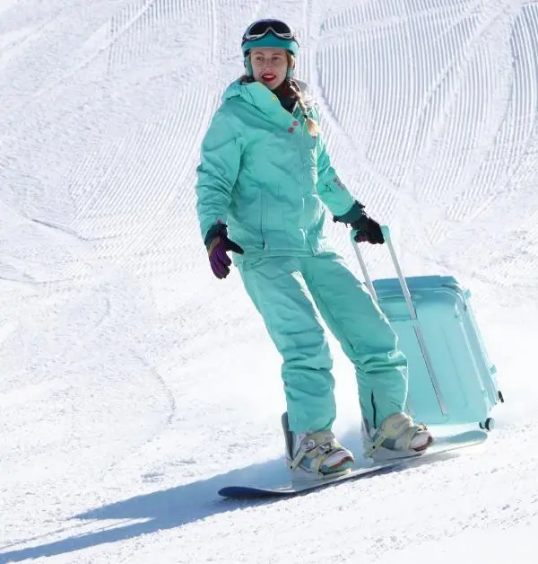 Ukraynalı turistten Palandöken'de bavul ile snowboard Ukraynalı turistten Palandöken'de bavul ile snowboard