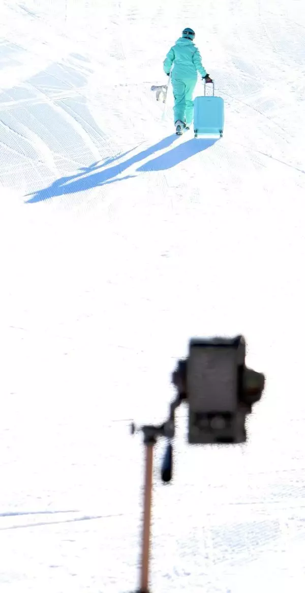 Ukraynalı turistten Palandöken'de bavul ile snowboard Ukraynalı turistten Palandöken'de bavul ile snowboard