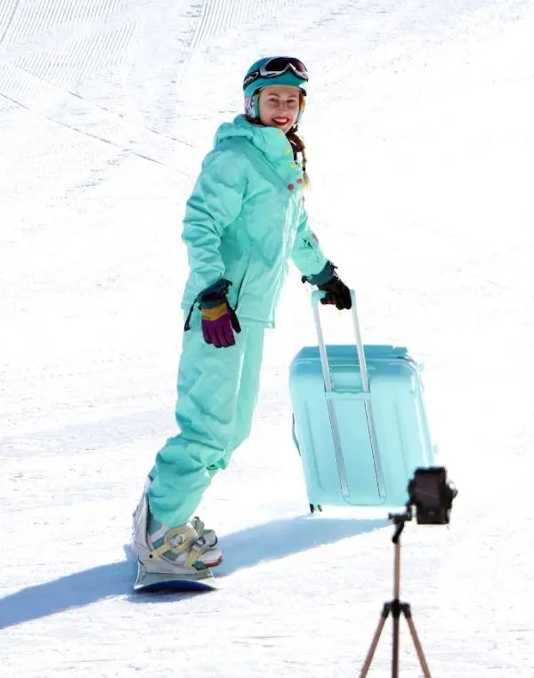 Ukraynalı turistten Palandöken'de bavul ile snowboard Ukraynalı turistten Palandöken'de bavul ile snowboard