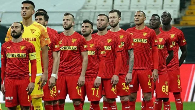 Ünal Karaman asked the players of Göztepe to return to the flag in the Turkish National Anthem.