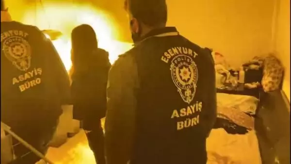 Son dakika gündem: ÜSTÜ EMLAKÇI, ALTI UYUŞTURUCU SERASI; POLİSİN OPERASYONU KAMERADA Son dakika gündem: ÜSTÜ EMLAKÇI, ALTI UYUŞTURUCU SERASI; POLİSİN OPERASYONU KAMERADA