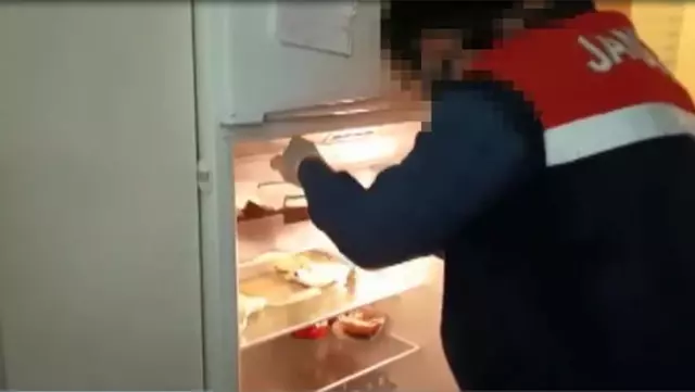 Uyuşturucu baskınında arama yapılan evde paralar buzdolabından çıktı Uyuşturucu baskınında arama yapılan evde paralar buzdolabından çıktı