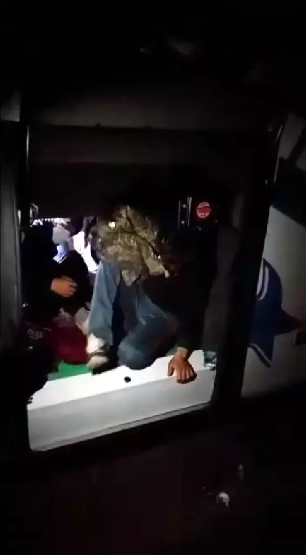Son dakika haber! Yolcu otobüsünde balık istifi göçmen kaçaklığı Son dakika haber! Yolcu otobüsünde balık istifi göçmen kaçaklığı